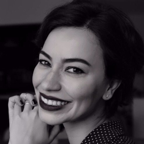 Retrato de Andressa Vieira de perfil, psicanalista em São Paulo, foto Preto Branco.
